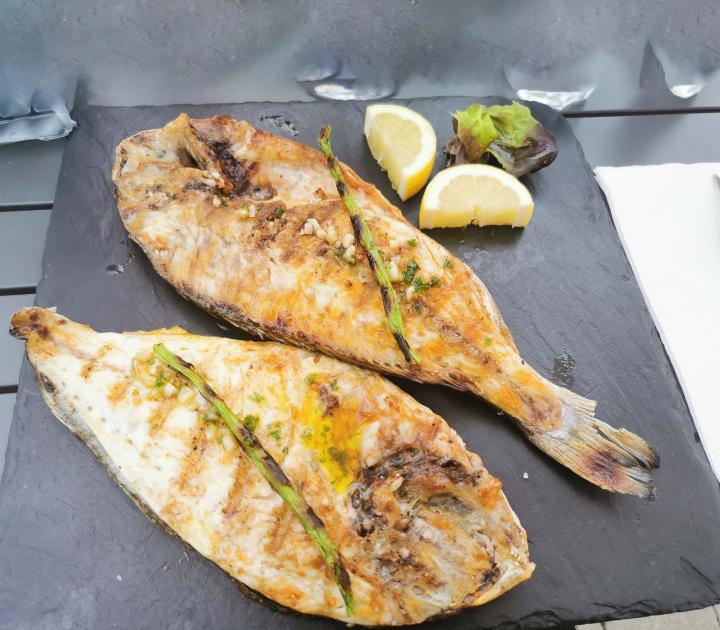 Nous vous proposons des plats à base de viande et de poisson.